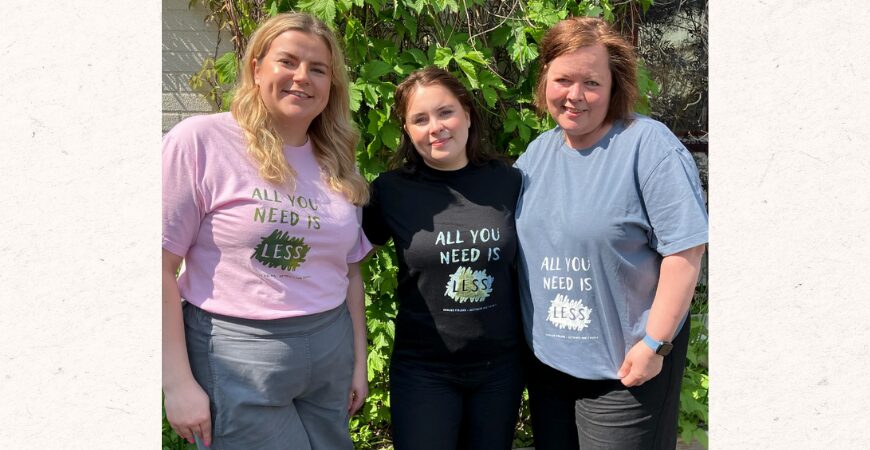 Bénévoles d’Emmaüs Åland portant les tshirts sérigraphiés “All you need is less” à l'occasion de la campagne contre la surproduction