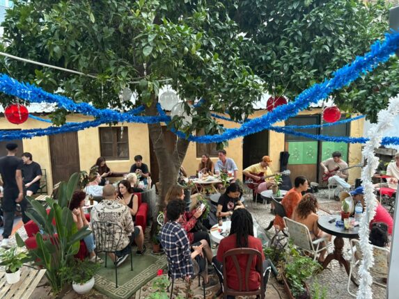 Terrasse du Pop Up tenu par la communauté d'Emmaüs Caneças à Lisbonne (Portugal). Le lieu présente une offre culturelle et sociale chaque semaine grâce aux volontaires internationaux