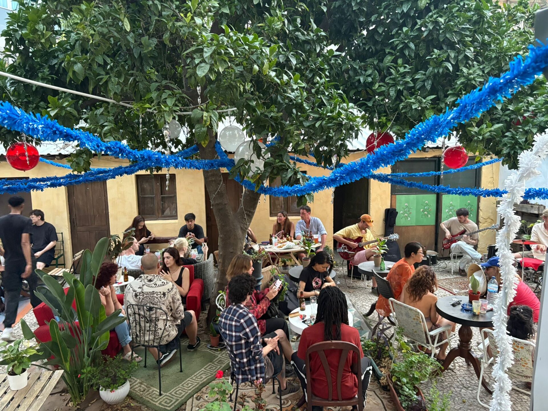 Terrasse du Pop Up tenu par la communauté d'Emmaüs Caneças à Lisbonne (Portugal). Le lieu présente une offre culturelle et sociale chaque semaine grâce aux volontaires internationaux